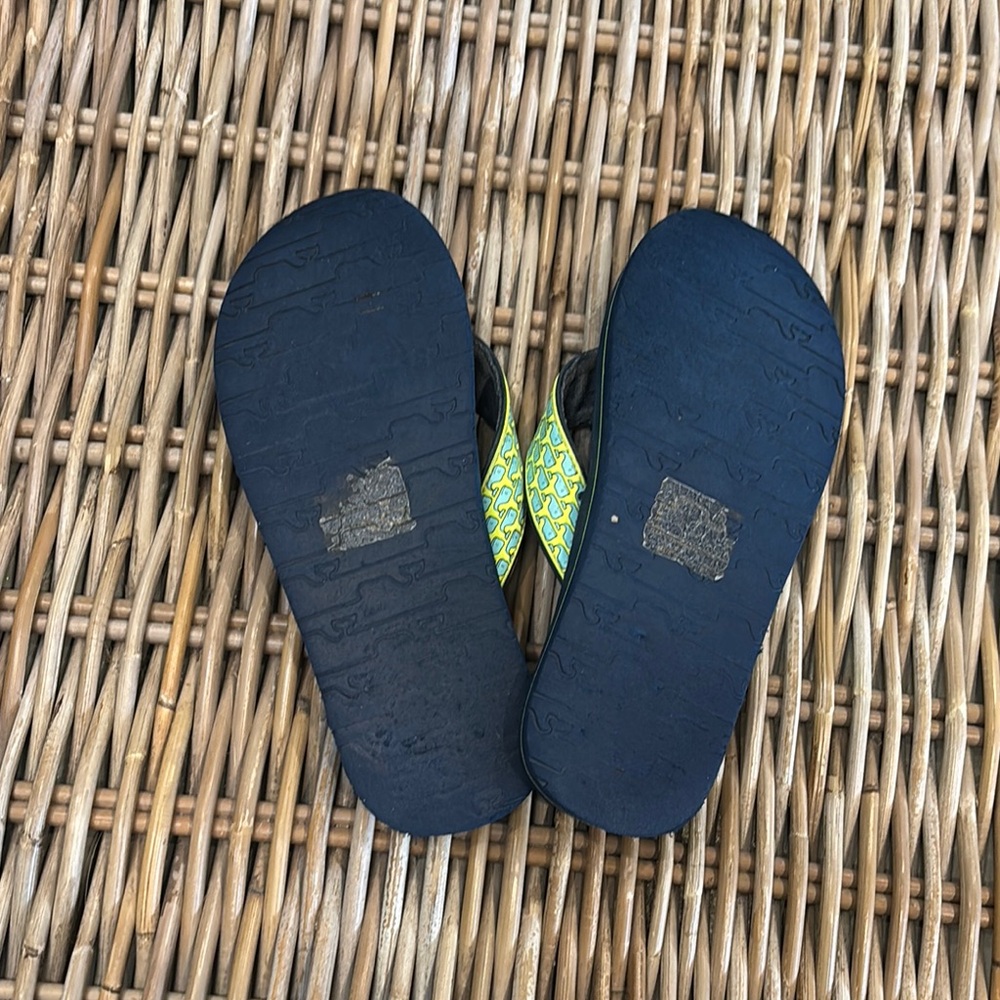Vineyard Vines Navy and Yellow Whale flip flops size 8 - Picture 2 of 5